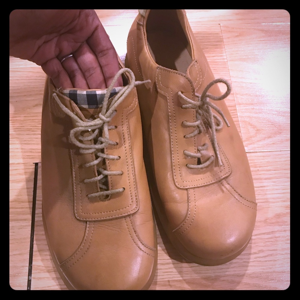 Size 40 (7..5 US) Tan Leather Burberry Gym Shoes